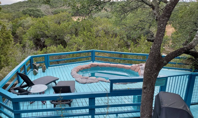 Wimberley Resort | River Rose Retreat Center: Whole property holds 15 adults