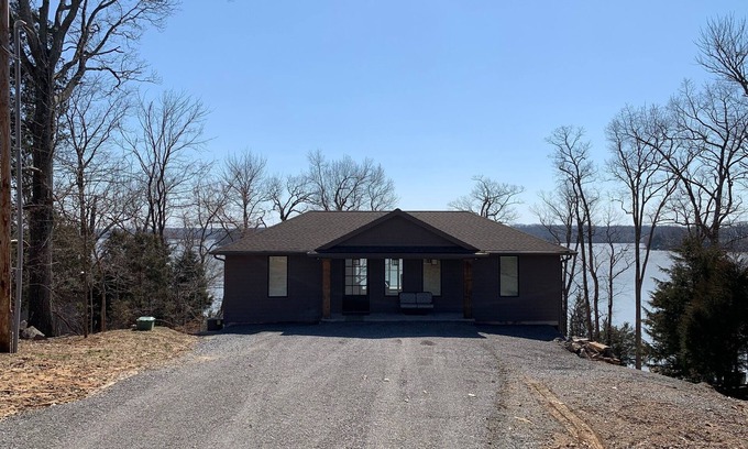 Cadiz House | River Run: Stunning Lakefront Escape