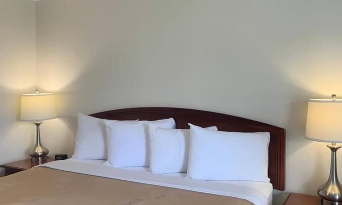 West Hatfield Hotel | River Valley Inn