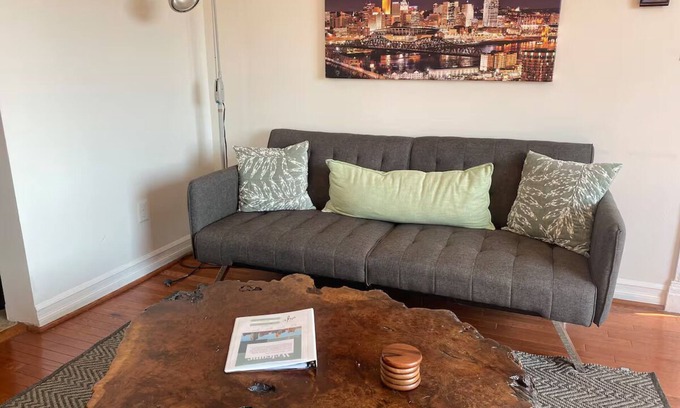 East Price Hill House | River View 1-bedroom house with WiFi Close to Downtown & Stadiums