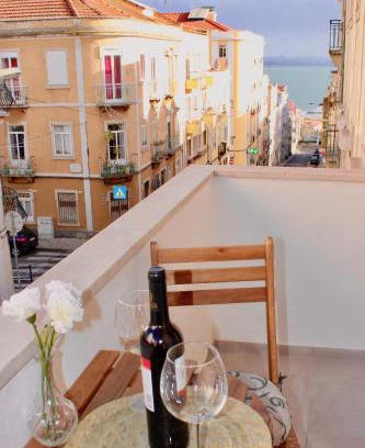 Santa Engracia Apartment | River View Balcony - Historic Center !