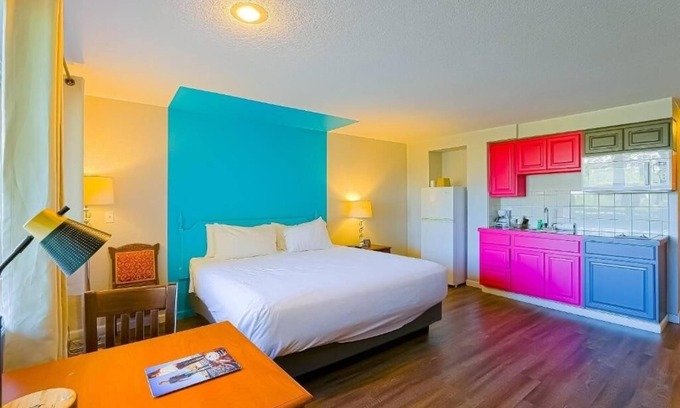 Seaside Hotel | River View Room with Comfortable Bed Near Seaside Main Drag