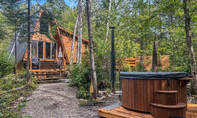 Sainte Rose du Nord Cabin | River/Wooden hottub Luxurious Shack in the forest