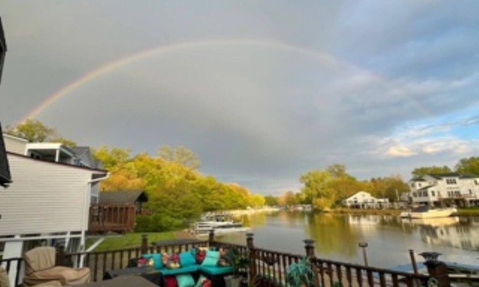 Vermilion House | RIVERBEND RETREAT ENTIRE HOUSE WATERFRONT OASIS WITH HOT TUB