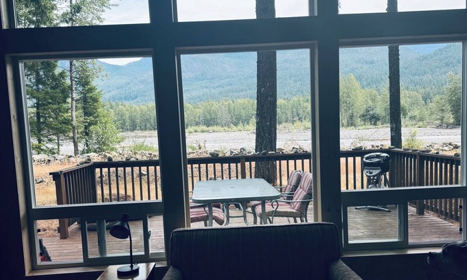 Packwood Cabin | Riverfront and mountain view cabin with WiFi in Packwood