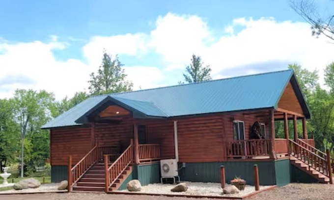 Paris Cabin | Riverfront Bear Den Cabin