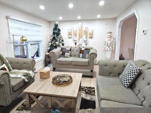 Wasaga Beach Villa | Riverfront Cottage Canoe Included & Playroom Fun