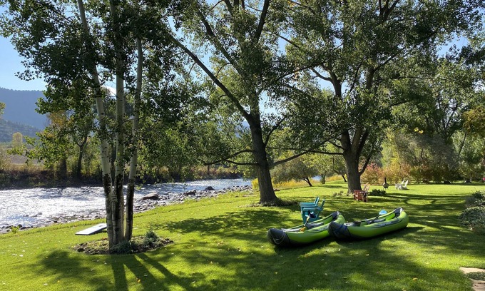 Glenwood Springs House | RIVERFRONT Cozy Family Friendly Retreat, w/hot tub, ping pong, raft, fish, relax