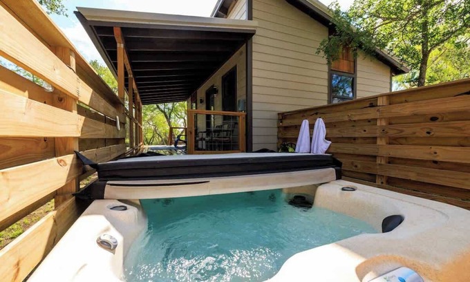 Fredericksburg House | Rivers Edge Cottages -Sleeps 36-Walk to the River!