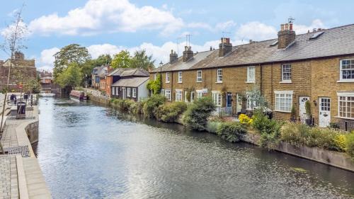 Hertford House | Riverside Cottage Retreat Hertford Town Sleeps 6