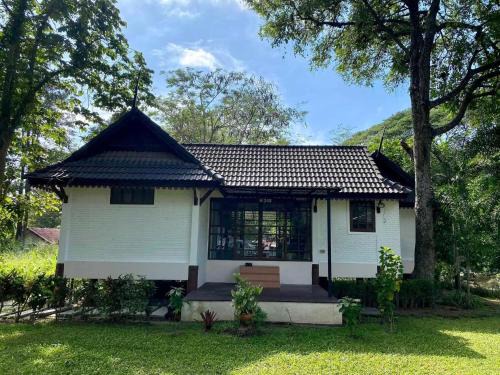 Tha Khlo House | Riverside Haven