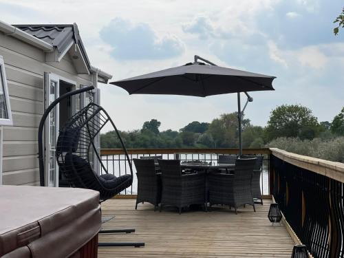 Forest of Dean House | Riverside Lodge, with Hot tub on The River Severn