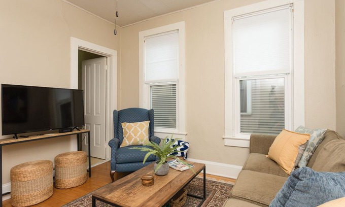 Minneapolis House | RIVERSIDE RETREAT near UMN, Downtown, Seward Area