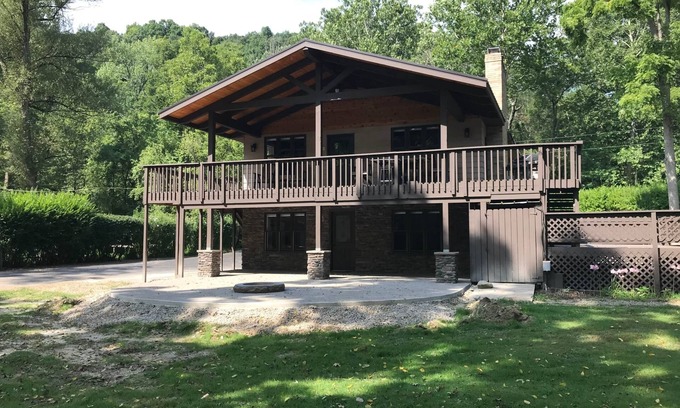Loudonville House | Riverview Lodge - Riverfront Home with Hot Tub