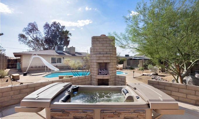 Yucca Valley House | π¦ Roadrunner Inn - Pool, Hot Tub, BBQ and Fire Pit! π¦