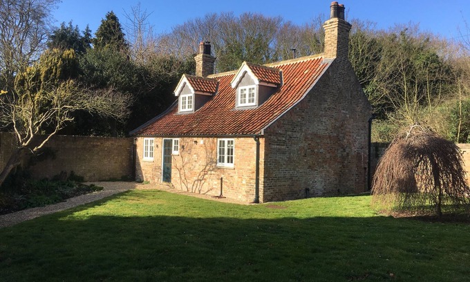 Great Limber House | Roadside Cottage - Period Property in Beautiful Rural Location