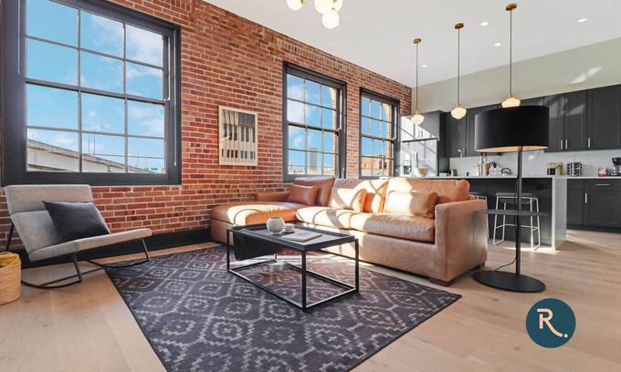 Arts/Warehouse District Hotel | Roami at The Lola Near French Qtr #29