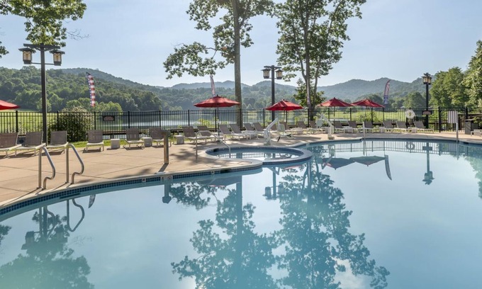 Roanoke Cabin | Roanoke ADA Room | Park View + Resort Amenities