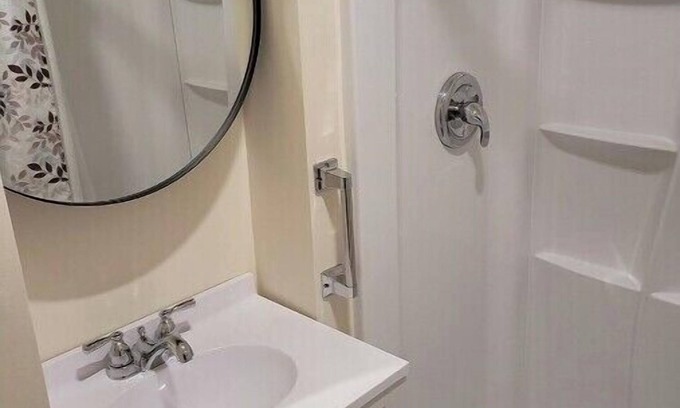 East Haven  Rutland County Apartment | Roberts ave. Immaculate Rental For Nurses Apt C