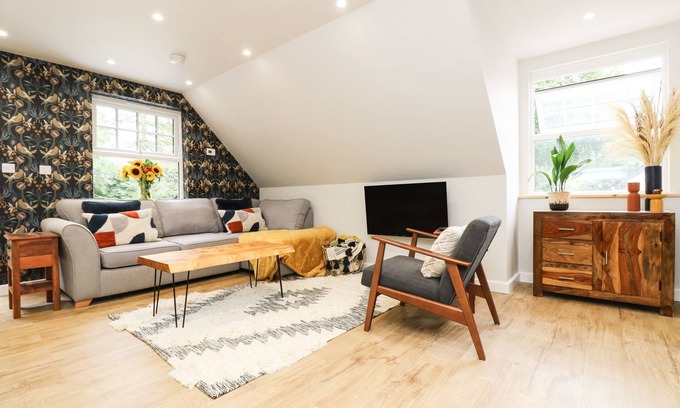 Camborne Apartment | ROBIN'S NEST AT THE SHIRE INN, family friendly in Camborne