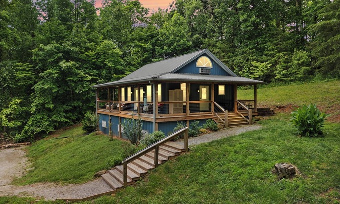 Mammoth Cave Cabin | Robins Nest nestled on Nolin Lake! Boat parking onsite & close to the boat ramp!