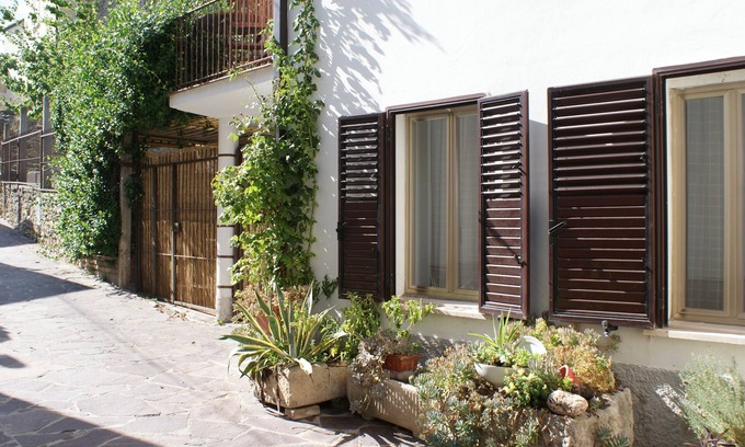 Roccascalegna House | Roccascalegna apricot house