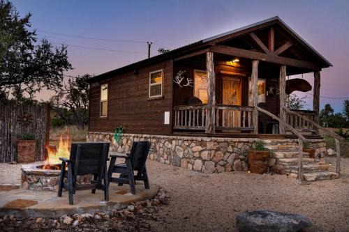 Fredericksburg House | Rockin' R Ranch - 4 Cabins & Sleeps 10