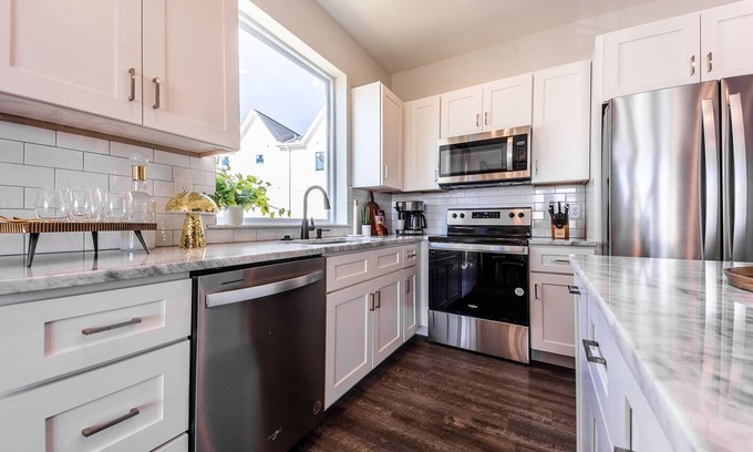 Whitebridge House | Rockin' Records - Rooftop Deck - Mins to Broadway!