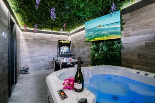 Windermere House | Rockside - Luxury 1 bedroom home with hot tub, central location, parking and pet friendly