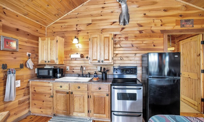 Fredericksburg Cabin | Rockview Cabin 4 | Sleeps up to 4 | Spectacular Views of Enchanted Rock!