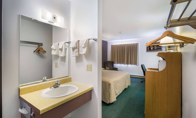 Wibaux Hotel | Rodeway Inn Gateway to Medora T-Roosevelt & Makoshika State Park