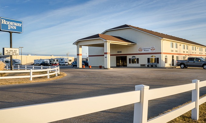 Larned Hotel | Rodeway Inn
