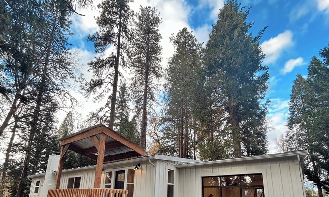 Redwood House | Rogue Reefs Riverfront Home