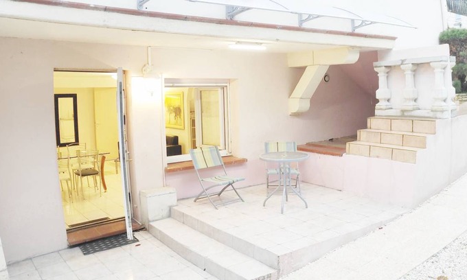 Purpan Apartment | Roman T3 RDC - Two Bedroom Apartment, Sleeps 4