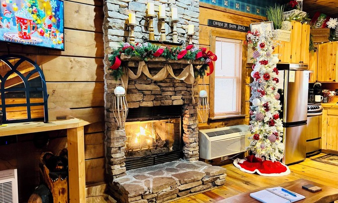 Townsend Cabin | Romance abounds!♥Hot Tub♥Whirlpool Bath♥Comm Pool♥Fire Table