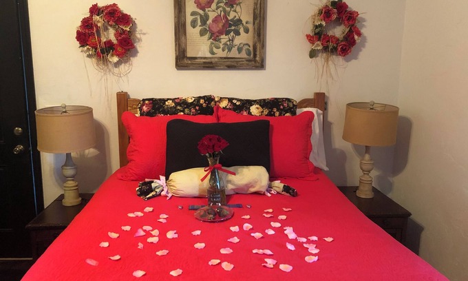 Guthrie Cottage | Romantic bed breakfast cottage with private hot tub, kitchen, jacuzzi,fireplace