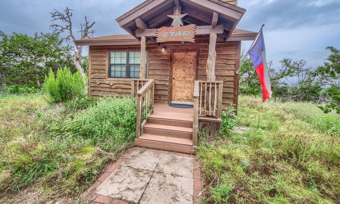 Fredericksburg Cabin | Romantic cabin for 2! Jacuzzi tub, fireplace!