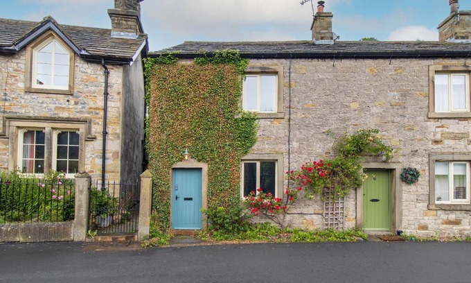 Skipton House | Romantic Country Cottage for Two with Free Access to Rewilding Estate