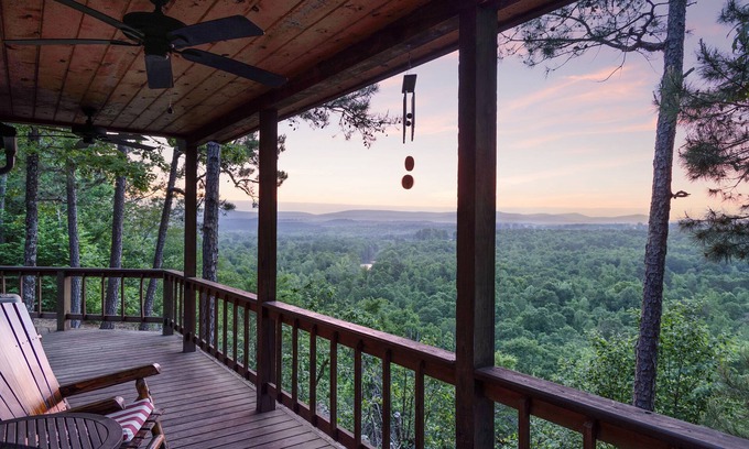 Octavia Cabin | Romantic Couples Cabin! Enjoy breathtaking sunrise views and quiet seclusion.