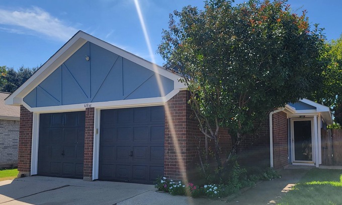 Fort Worth House | Romantic Get-Away Located Central to Shopping, Dining & Entertainment!