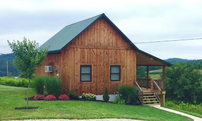 Sharpsburg Cabin | Romantic getaway in Southeastern Ohio. Family and pet friendly.
