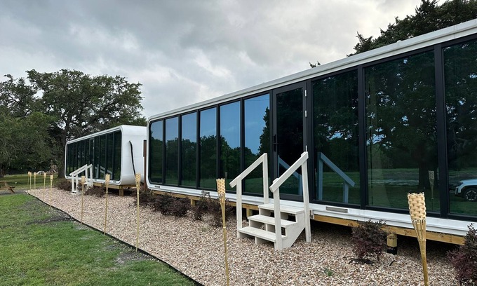 Flatonia Cabin | Romantic Glamping Elon's Tiny house 2-bedroom, 2-Queen Beds in Flatonia