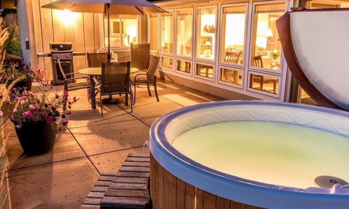 Bend House | Romantic Guest House on 20 acres - Hot tub, Wildlife, Amazing Pool, Tennis Court
