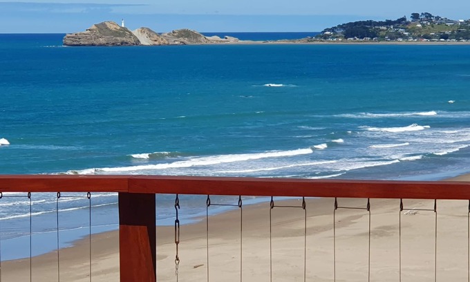 Whakataki Cottage | Romantic hideaway overlooking beautiful Castlepoint.