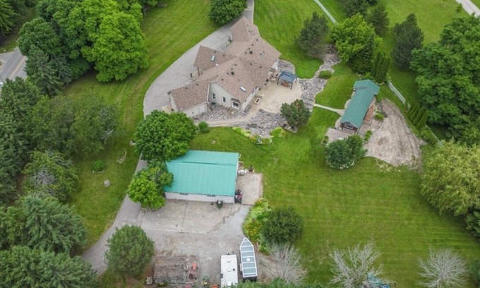 New Tecumseth Apartment | Romantic & Luxurious 2-bedroom Guest House