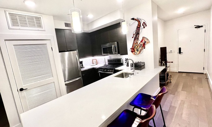 Los Angeles Condo | Romantic Luxury Condo w/Washer & Dryer