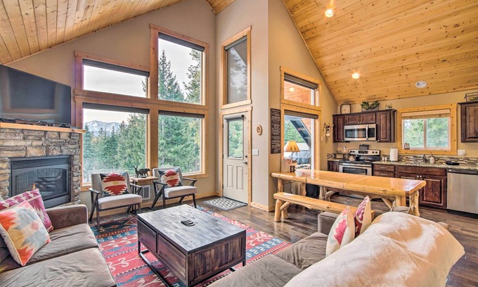 Ronald Cabin | Ronald Cabin w/Private Hot Tub Near Lake & Trails