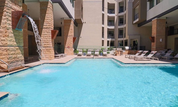 North Scottsdale Condo | Rooftop Access⁂Scottsdale Quarter⁂Pool &Gym access