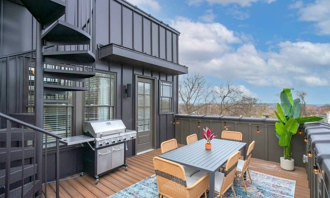 Hadley - Washington House | Rooftop City Views, Garage, Near Bway