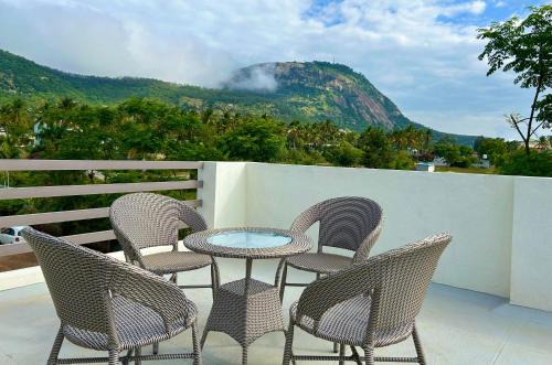 Nandi Hills House | Rooftop Hill View Room - GLENVILLE Holiday Villa